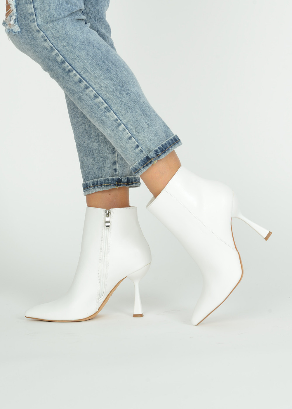 Pointed white outlet ankle boots