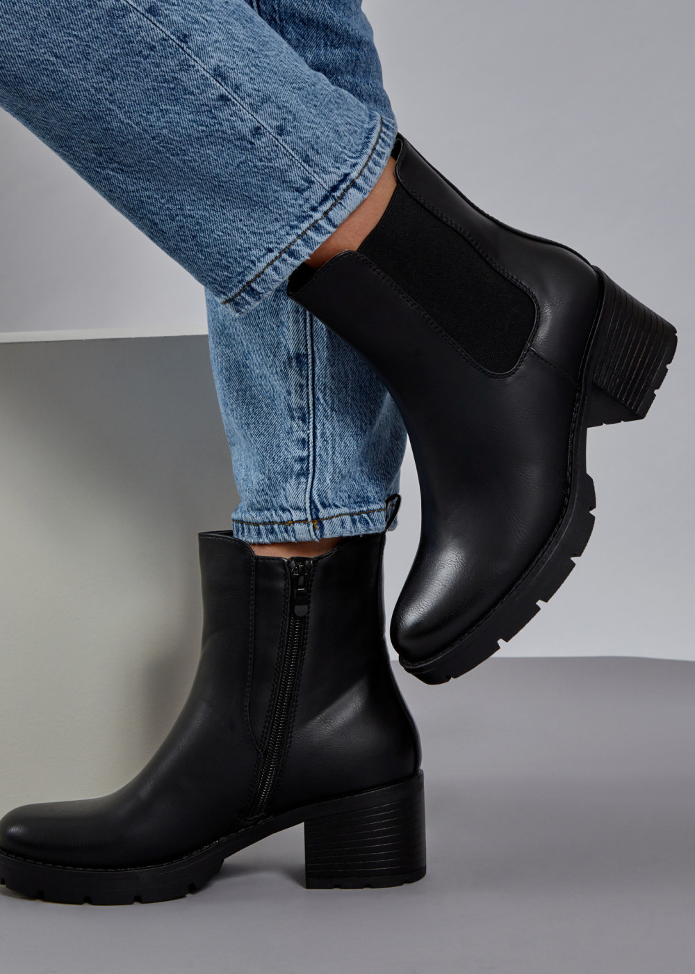 Black heeled chelsea boots 3