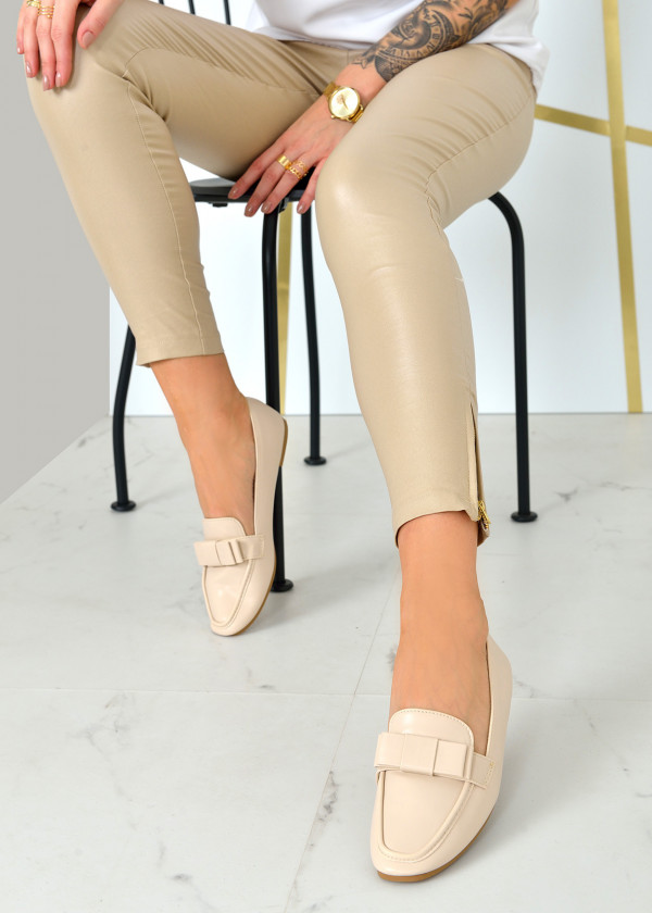 Beige bow detailed loafers 1