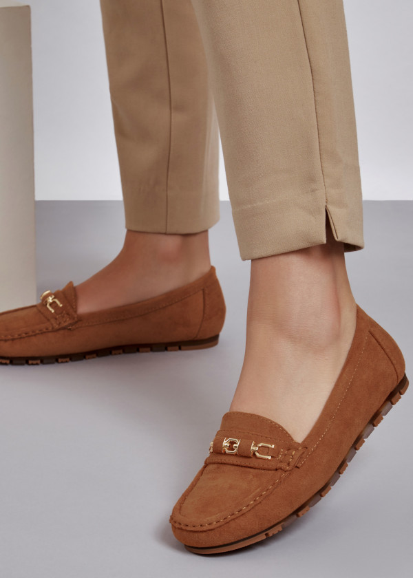 Brown tan gold chain detailed loafers