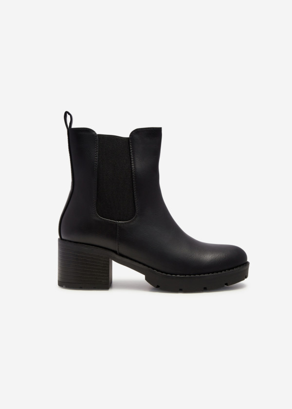 Black heeled chelsea boots 2
