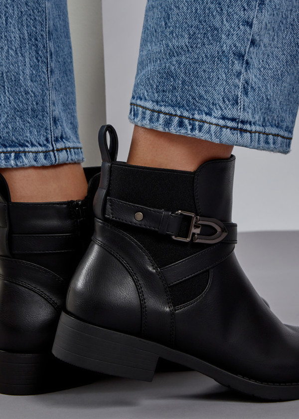 Black clip design flat ankle boots 2