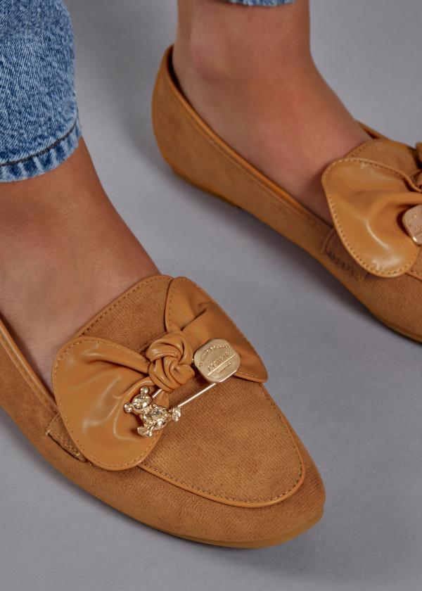 Tan safety pin bow detailed loafers 1