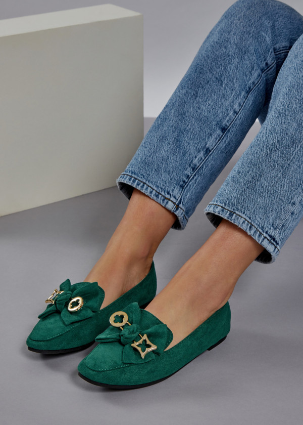 Green safety pin bow detailed loafers