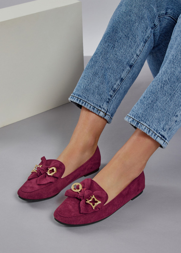 Wine safety pin bow detailed loafers
