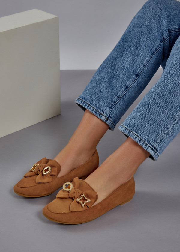 Tan safety pin bow detailed loafers