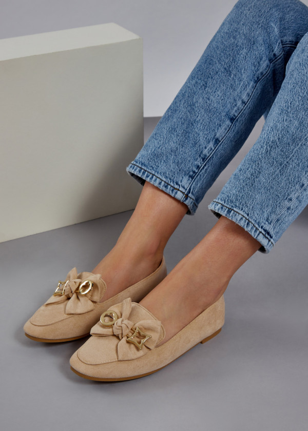 Beige safety pin bow detailed loafers