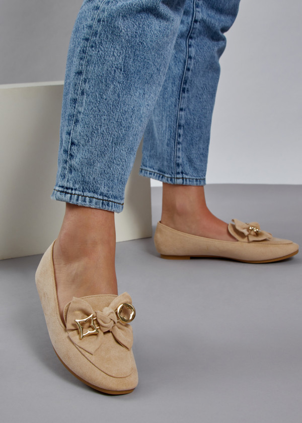 Beige safety pin bow detailed loafers 1