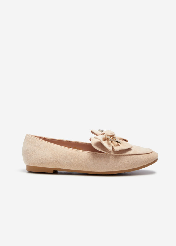 Beige safety pin bow detailed loafers 3
