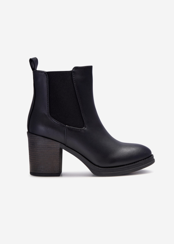 Black heeled Chelsea boots 3